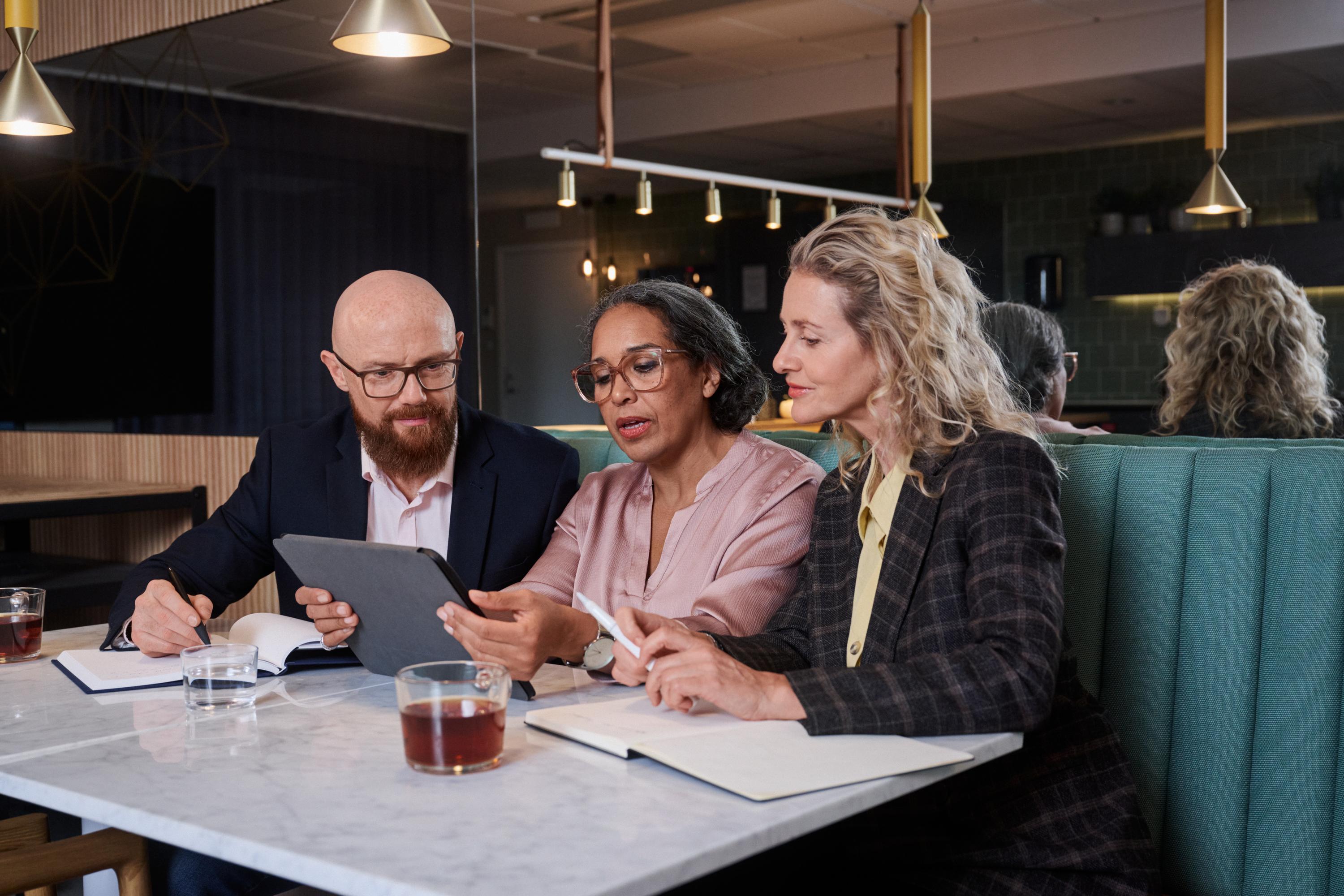 Tre personer har ett affärsmöte